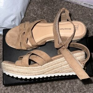 Women’s tan wedges